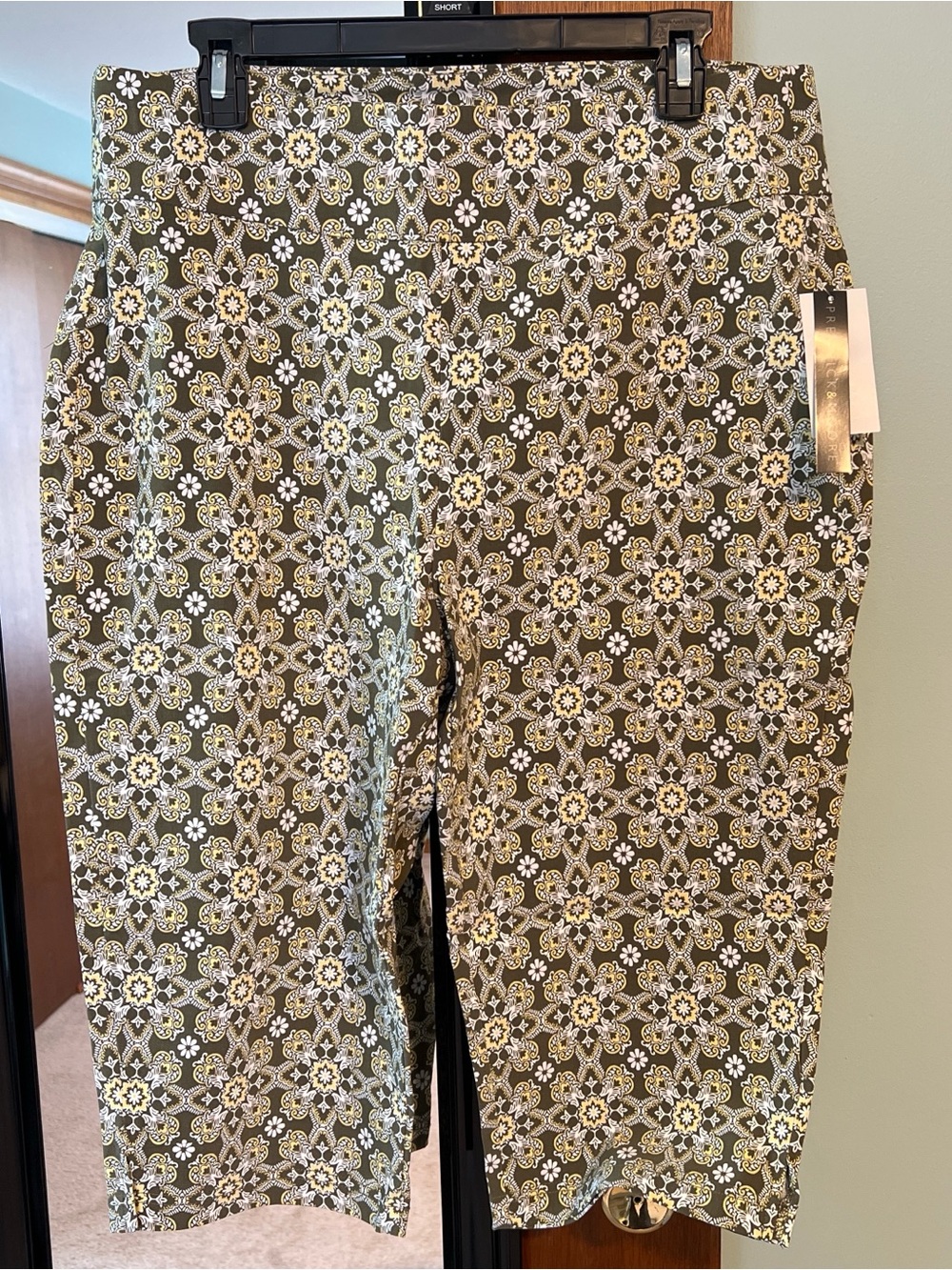 NWT. Preswick & Moore Olive Green Floral Print Capris size L